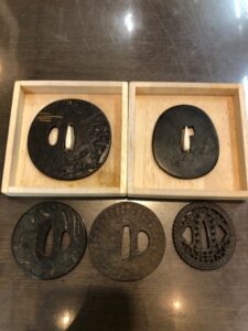 刀剣美術 日本刀鍔 刀つば 明珍 紀守次作 杢目鉄地 江戸骨董