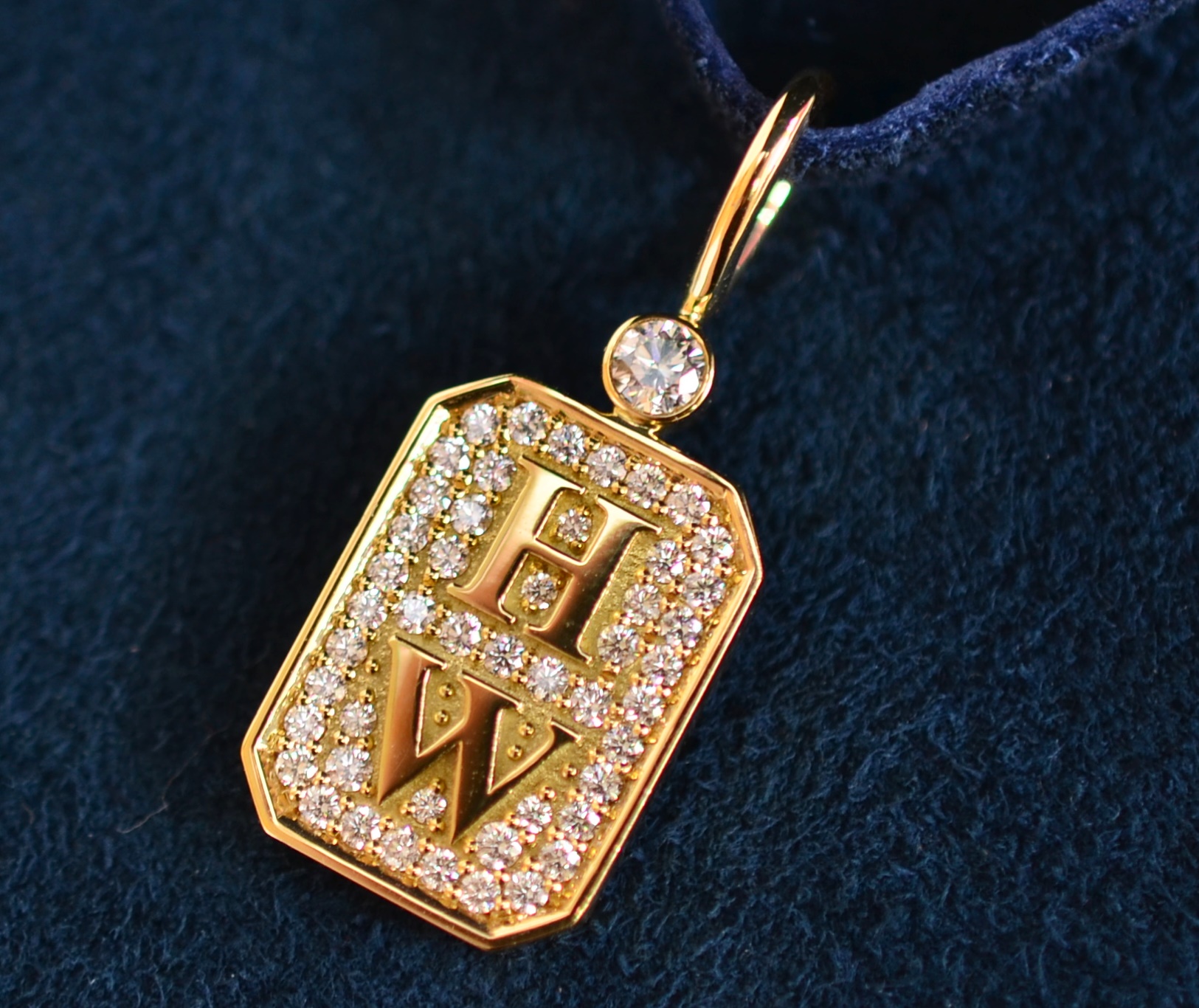未使用 HARRY WINSTON Au750 HWロゴ・チャーム ペンダントトップ CMDYRDPALOG 買取 しました！
