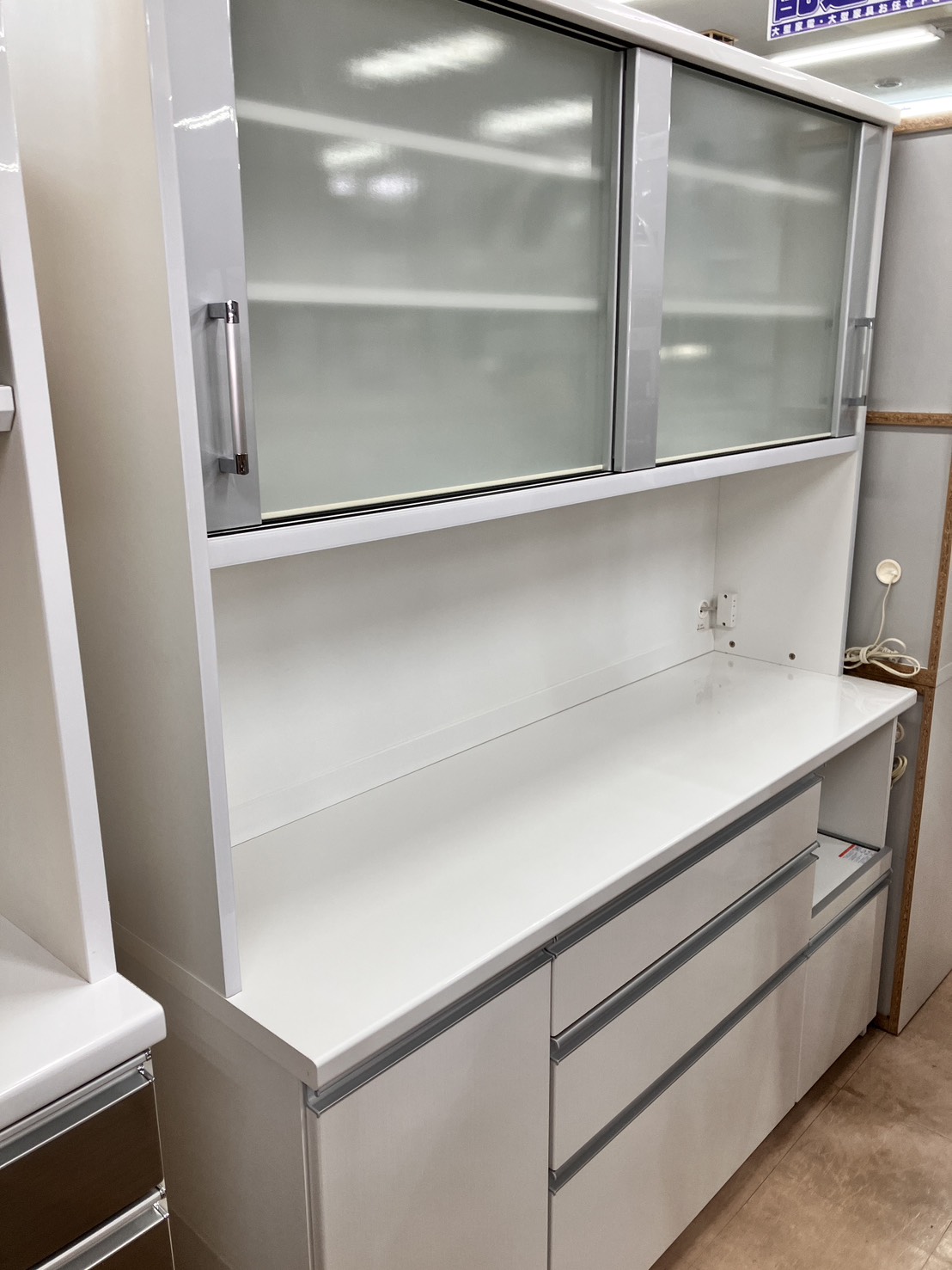 今回は【泉洋化工　レンジボード　食器棚　ワイドタイプ】をお買取致しました！！