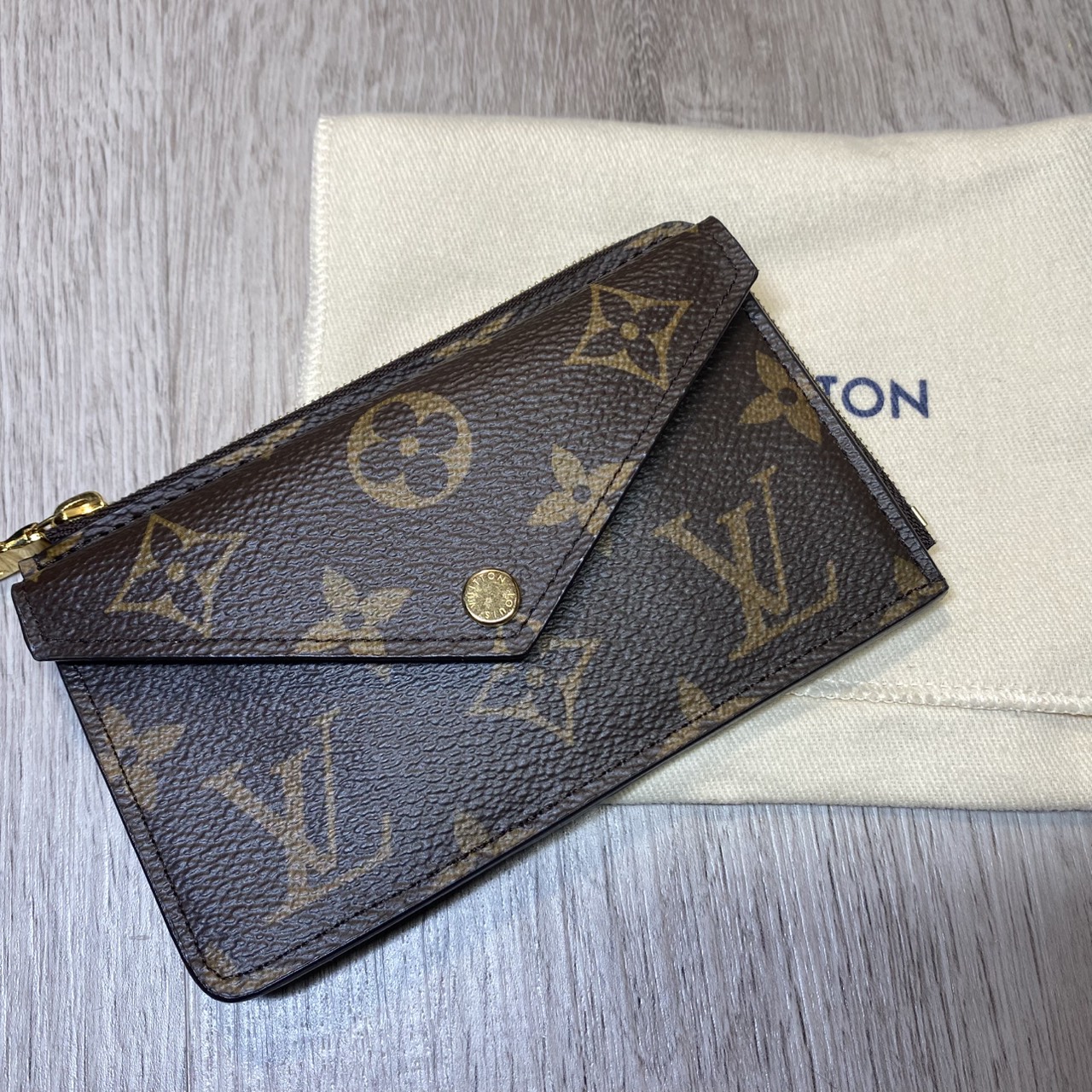 【Louis Vuitton】ルイヴィトン モノグラム ポルト カルト･レクト ヴェルソ M69431 カードケース をご紹介します！【浜松市 中央区 安新町 のお客様よりお買取り】LV ルイ・ヴィトン ヴィトン キーケース コインケース コインパース 鞄 高価 買取 浜松 磐田 湖西 掛川 豊橋 豊川 袋井市 高価買取 買