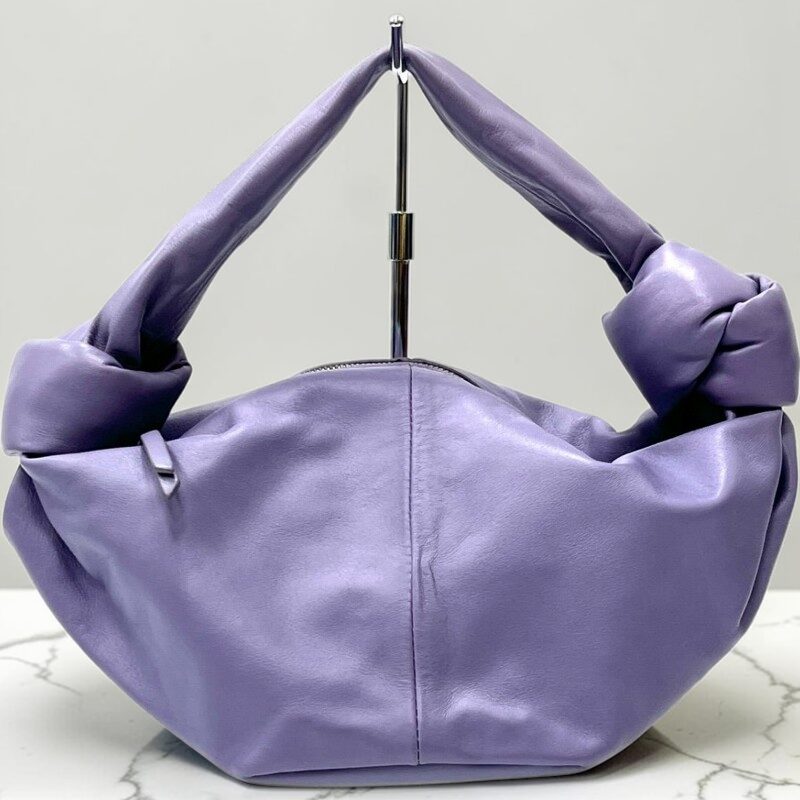 結び目が生む、洗練の美しさ。ボッテガの名品バッグ！