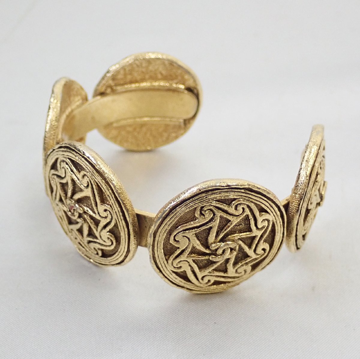 【宇和島】シャネル ヴィンテージバングルはいくら？買取価格と高く売るコツ