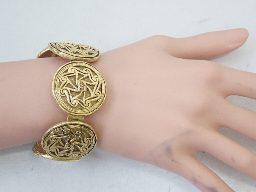 シャネル ゴールド ヴィンテージ バングル