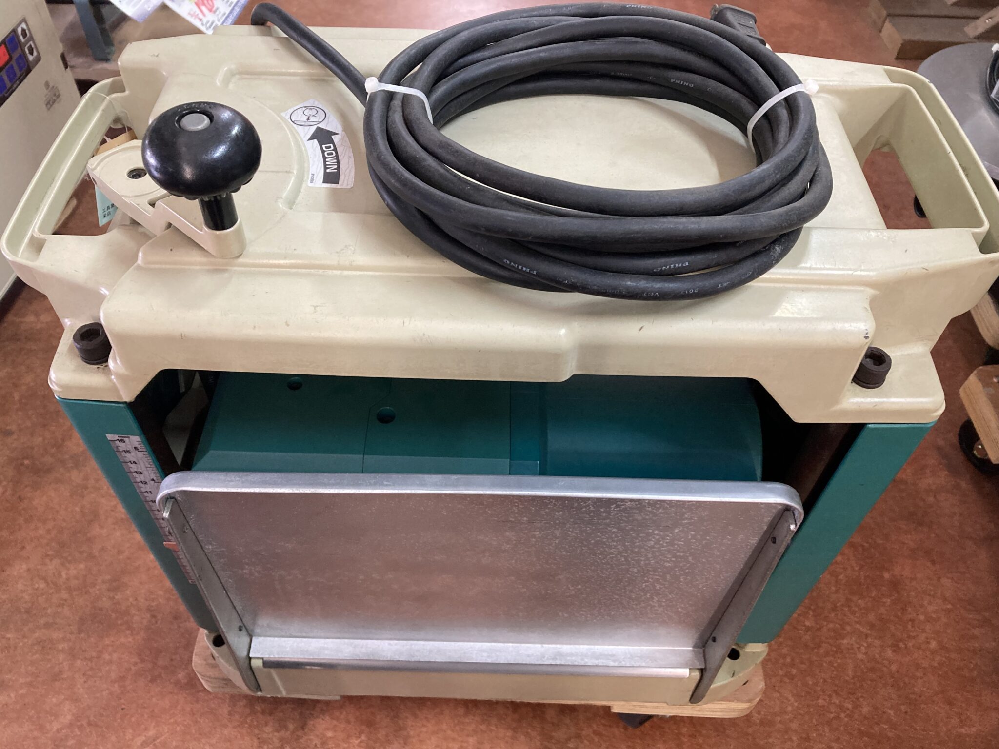 makita マキタ 自動カンナ 2012NB 中古品