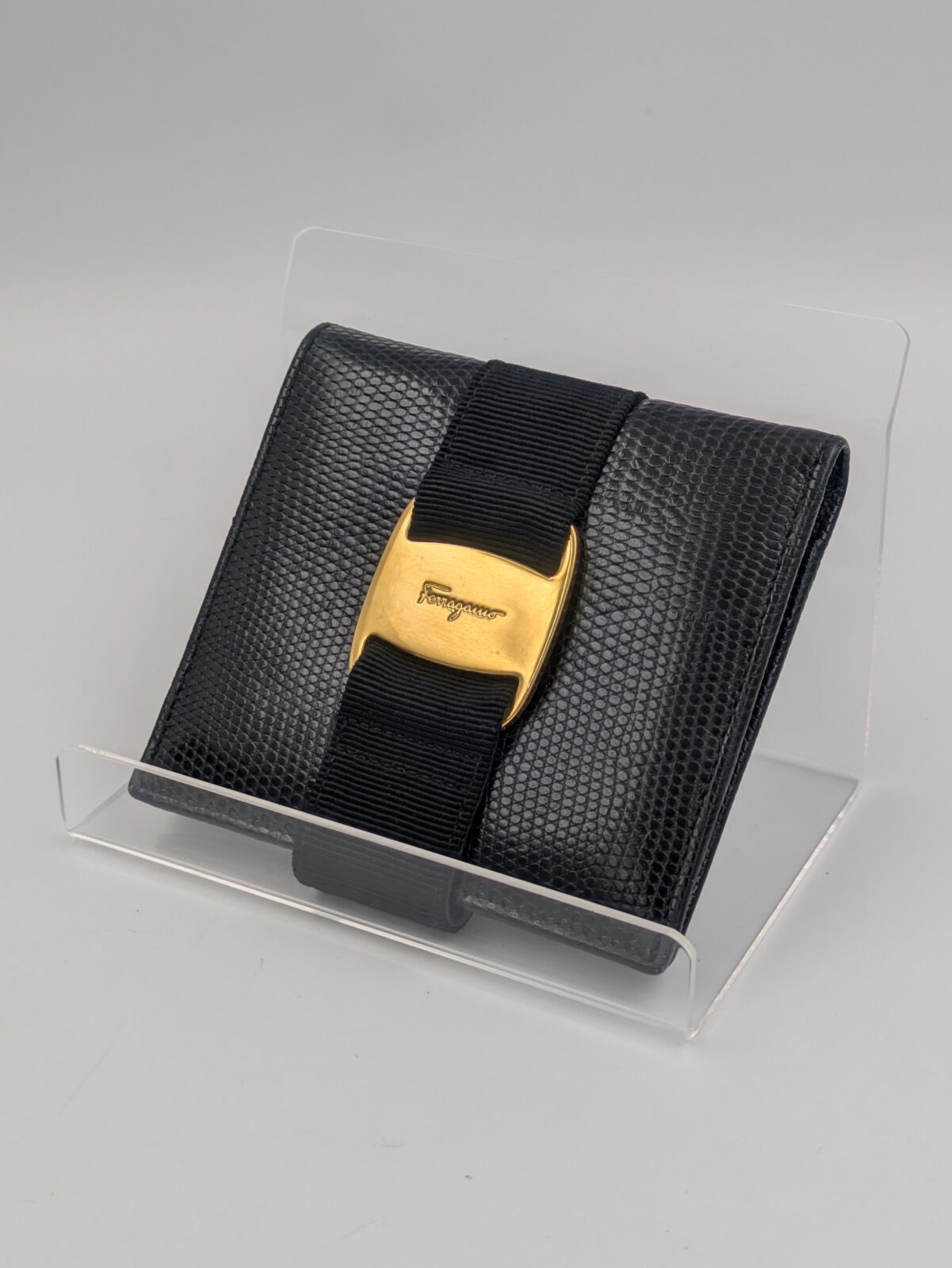 【Salvatore Ferragamo】ヴァラリボンコンパクトウォレットを  浜松市のお客様よりお買取いたしました。