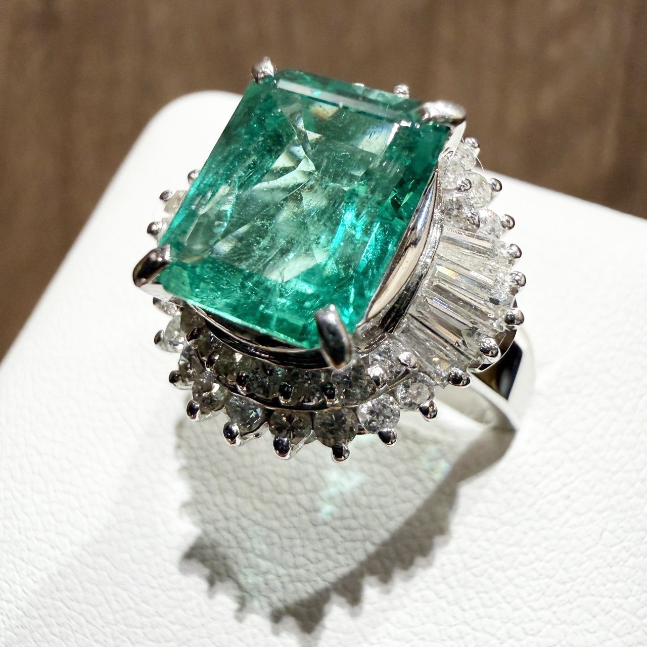 エメラルド3.5ct ダイヤモンド1.2ctプラチナリングを高価買取ました！