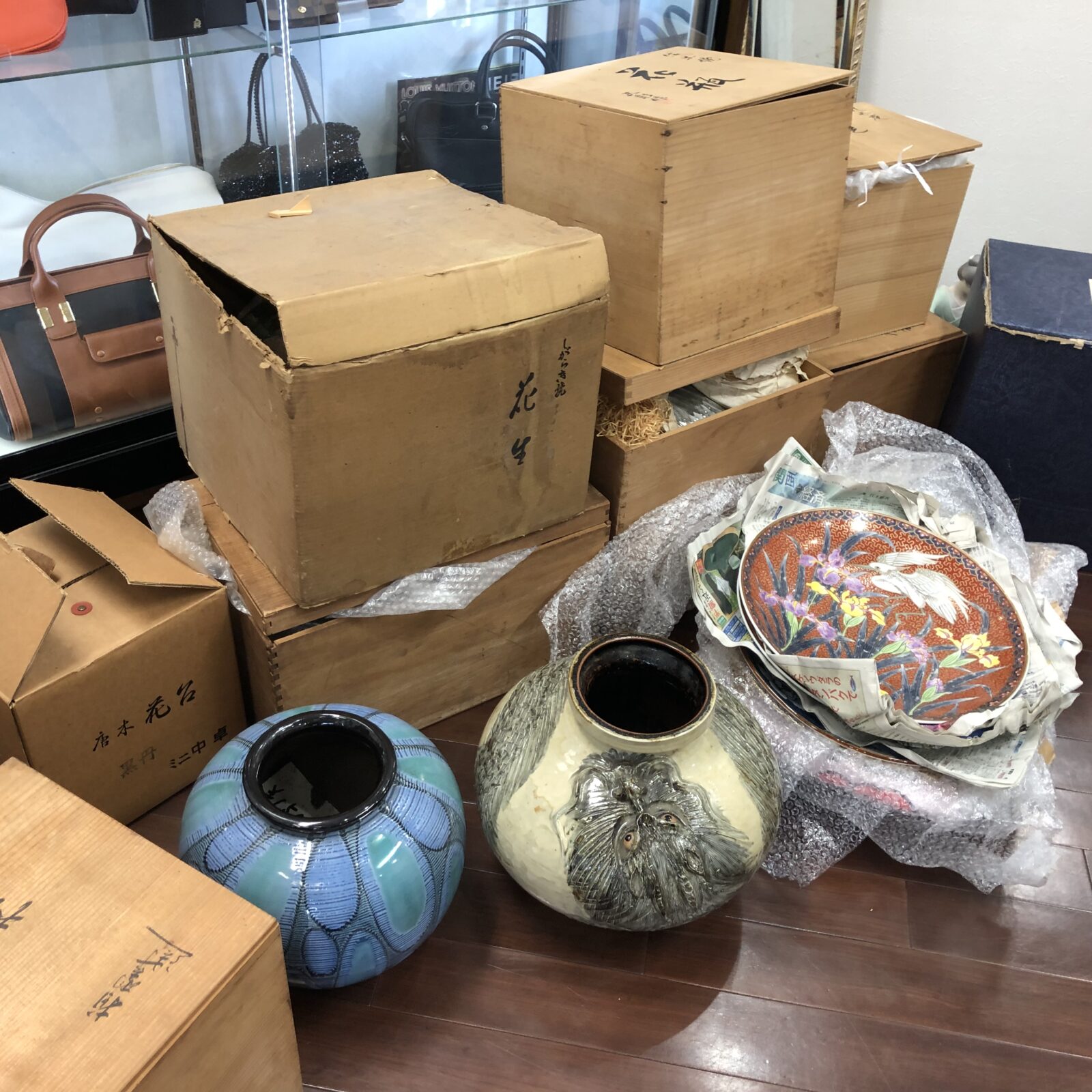 骨董品・美術品の買取なら！九谷焼や有田焼の花瓶・絵皿の買取相場と査定のポイントをご紹介