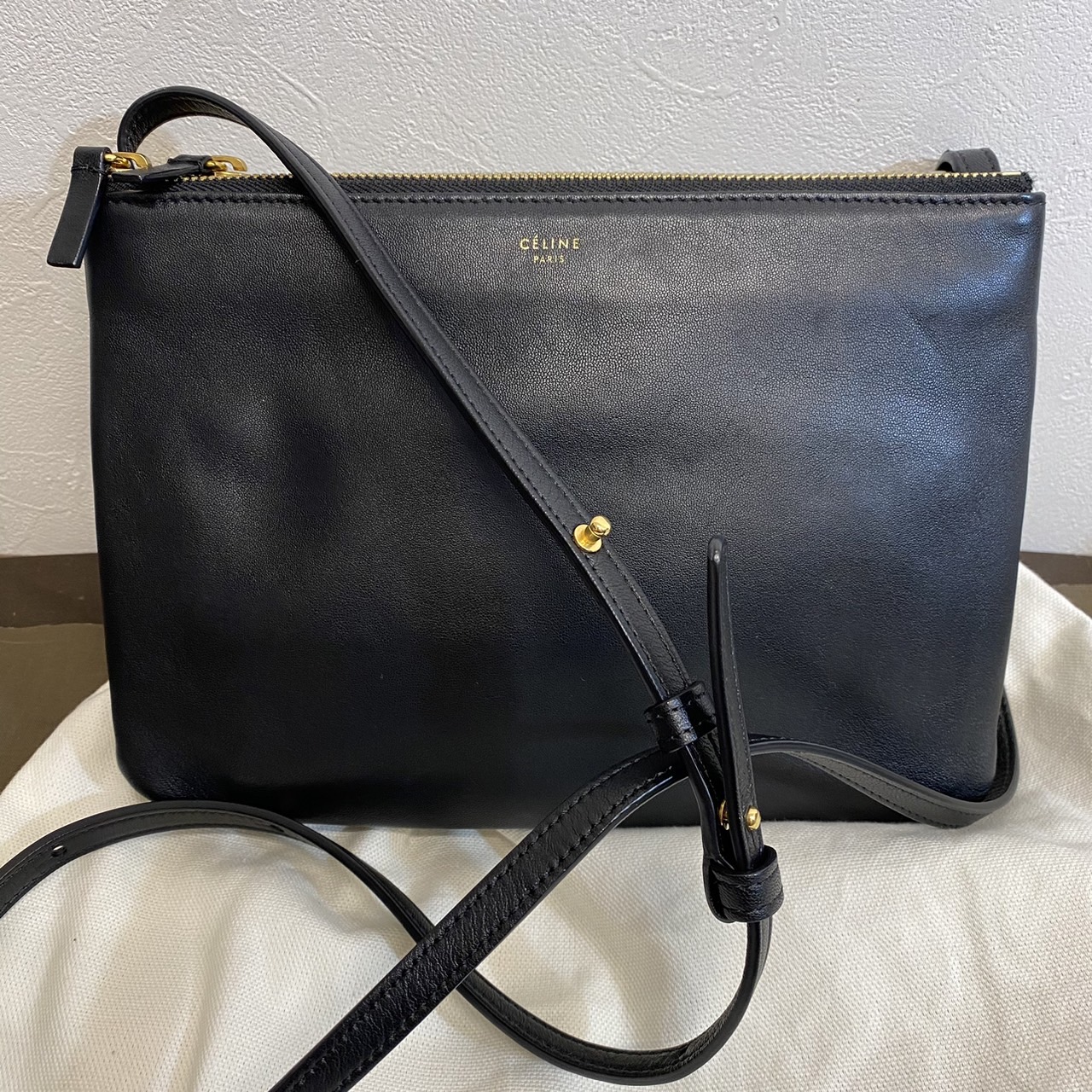 美品✨セリーヌ トリオ ラージ ショルダーバッグ レザー 現行ロゴ グレー セリーヌ トリオ レザー ショルダーバッグ グレー ABランクの