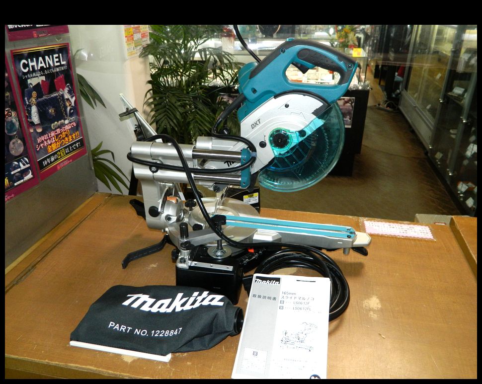 半田店 動作品 2020年製造 makita 165mm スライドマルノコ LS0612F 