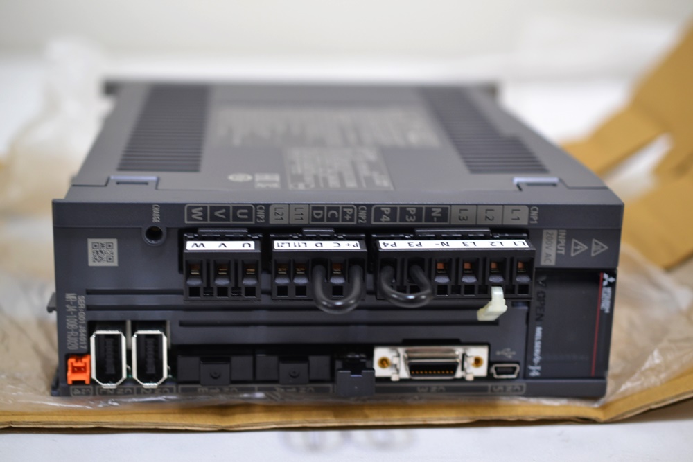 新品 新品/未使用 MR-J4-100B サーボアンプ 6ヶ月保証付き 新品 未開封