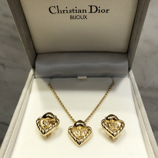 アクセサリーフランスパリのクリスチャンディオールで買いました、箱とかはないです アクセサリーフランスパリのクリスチャンディオールで買いました