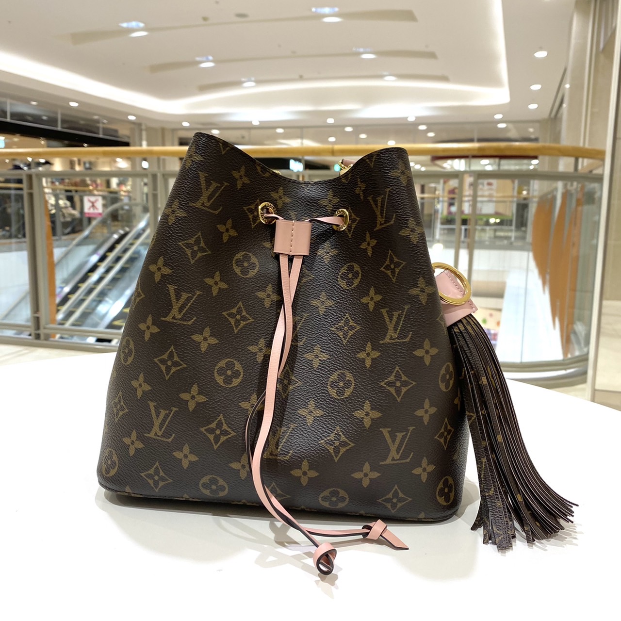 ルイヴィトン モノグラム ネオノエ ショルダーバッグ ローズプードル  