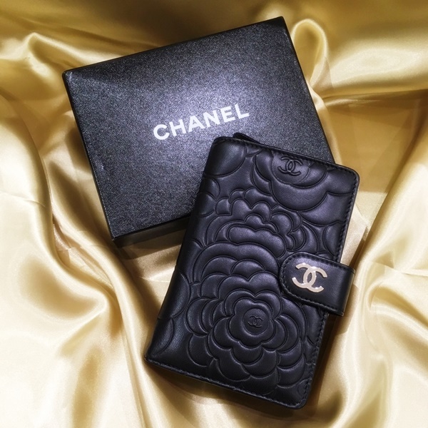 CHANEL カメリアブラックレザー 二つ折り財布 CHANEL（シャネル） カメリア ココマーク 2つ折り 財布 : ブランド古着