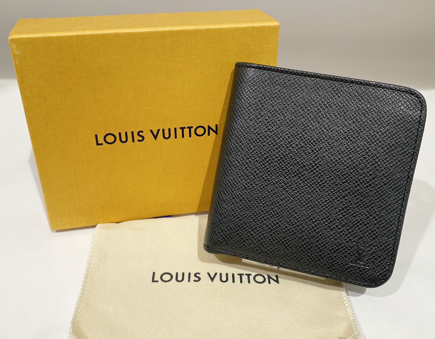 ルイ ヴィトン M30672 タイガ ポルト ビエ モネ ジップ 二つ折り財布を  