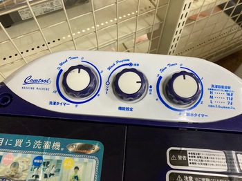 種類豊富な品揃え 小型2層式洗濯機 売り場並んでます。小さくてかわいいです 3台 洗濯機