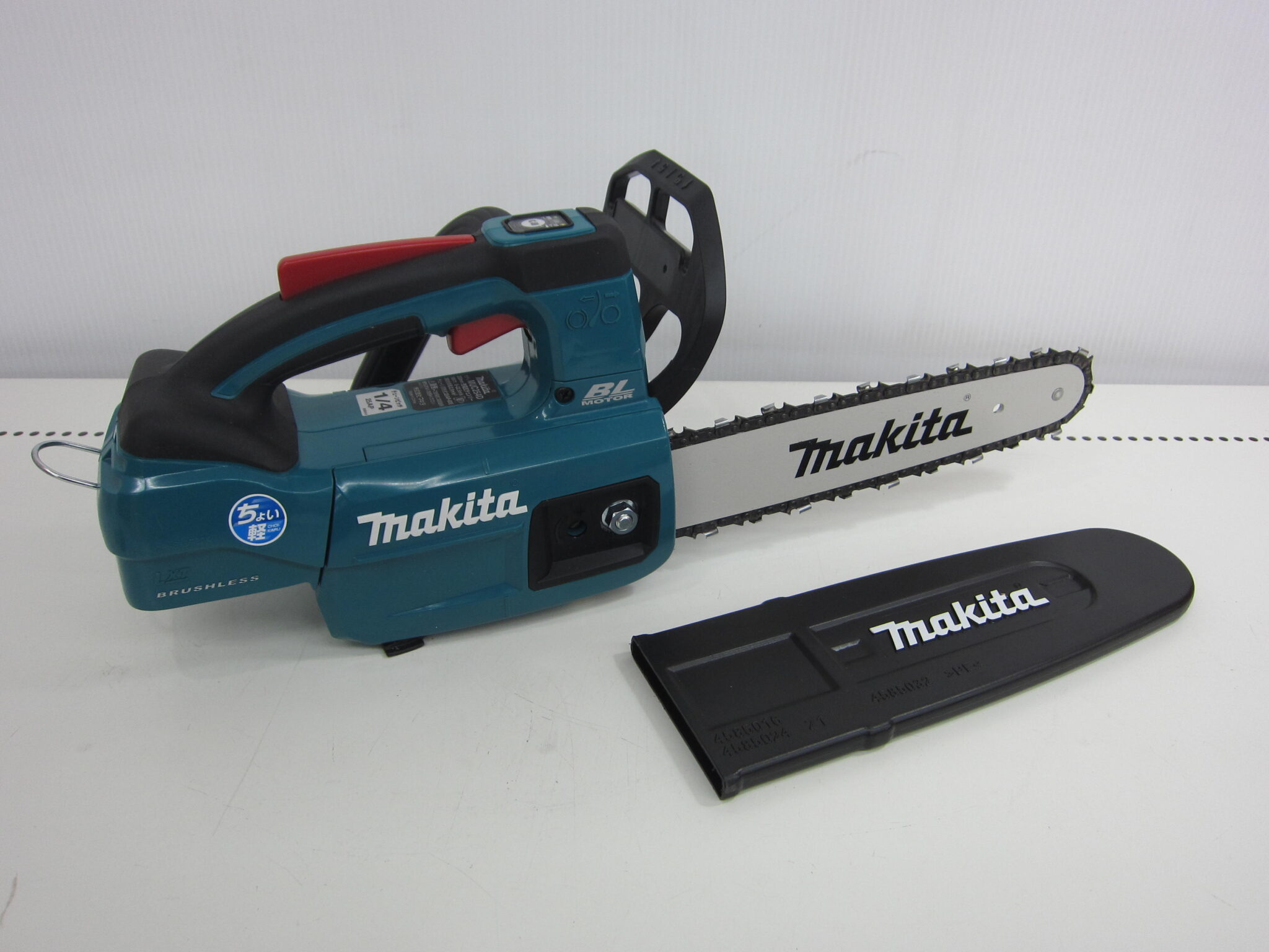 【中古美品　使用回数極小】マキタ MUC254D 充電式チェンソー【野田愛宕店】【店頭取引限定】【中古】管理番号：IT59V0GT29RW 中古美品 使用回数極小】マキタ MUC254D 充電式チェンソー【野田愛宕店